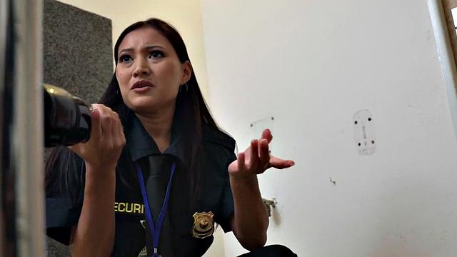 Секси охранница с большими сиськами дразнит и получает по полной