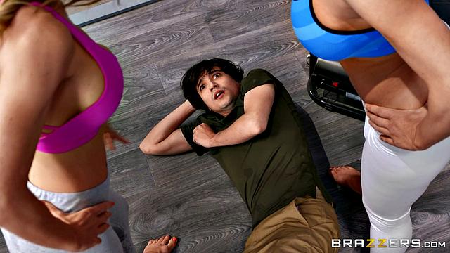 Смотри, как Cherie Deville дрючит взрослого сына клиента прямо в спортзале, пока мама тренируется рядом.