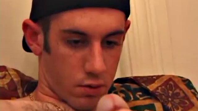 ну что, сам себе и парень, и игрушка - экономия на свиданиях