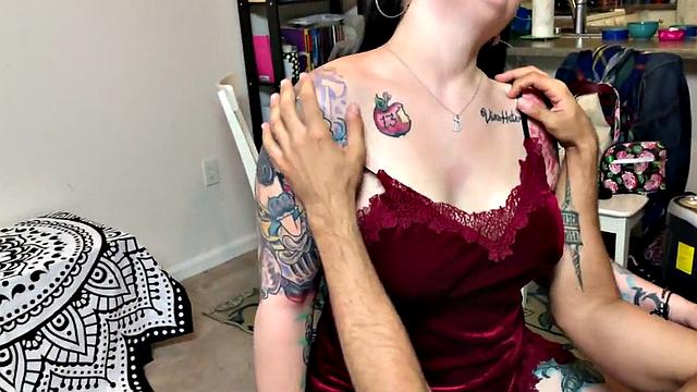 Inked bigtits babe enjoys deepthroating amateur sex on bed