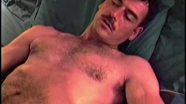 смотри, как джей трахает волосатого зрелого мужика и кончает