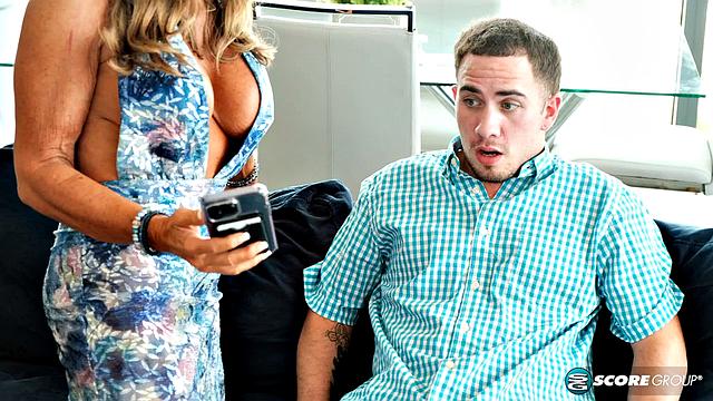 зрелая sunni скачет на члене парня дочки и кайфует по полной