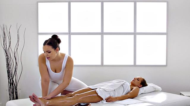 Massaging dyke seduces lesbo before eating her out