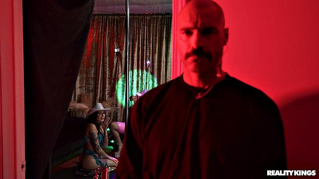 Похотливые стриптизерши устраивают жаркую оргии с охранником в ночном клубе.