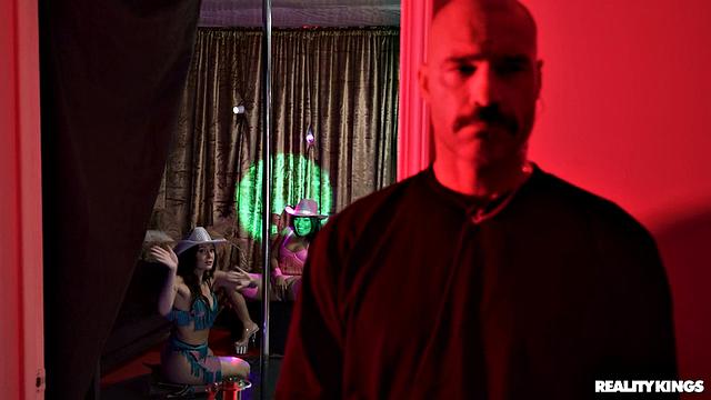 Похотливые стриптизерши устраивают жаркую оргии с охранником в ночном клубе.