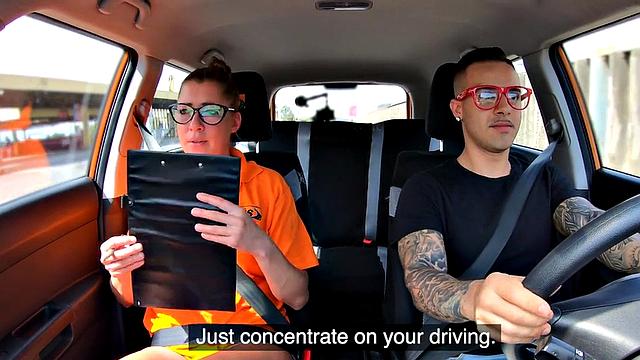 Задрот-инструктор не выдержал и отсосал прямо за рулём