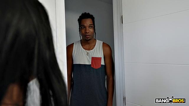 зоей фокс трахается сразу с двумя на диване