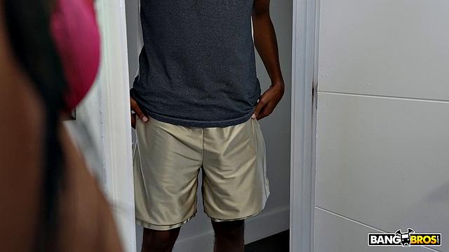 зоей фокс трахается сразу с двумя на диване