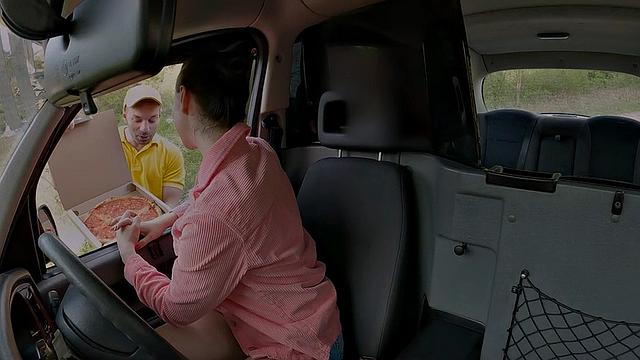 Bigbooty cab driver bounces on cock after pussy licking