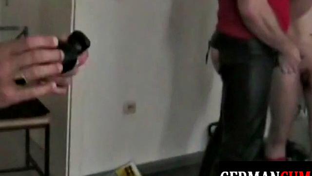 немецкие качки не сдерживаются - жесткий фистинг и отсос без защиты