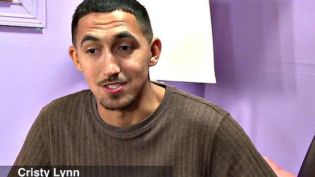 Кристи получает сперму на лицо и делает вид, что так всегда