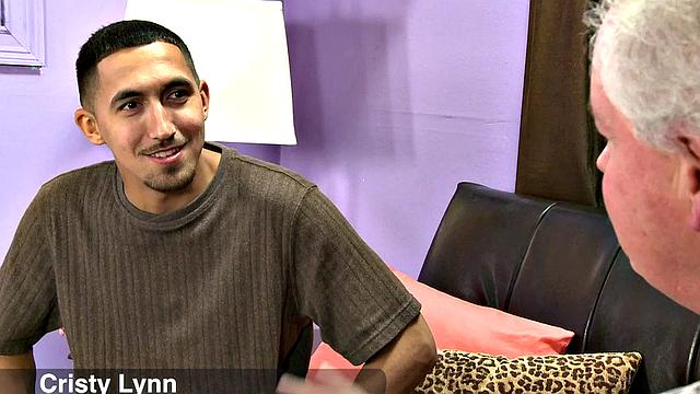 Кристи получает сперму на лицо и делает вид, что так всегда