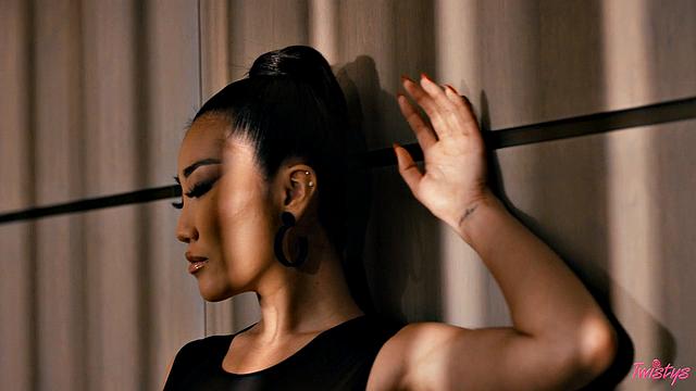 Вот это начальница месяца! Дженни Роуз выкладывает премию на стол и дрочит до феерического оргазма!