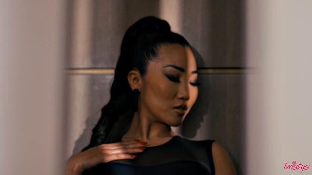 Вот это начальница месяца! Дженни Роуз выкладывает премию на стол и дрочит до феерического оргазма!