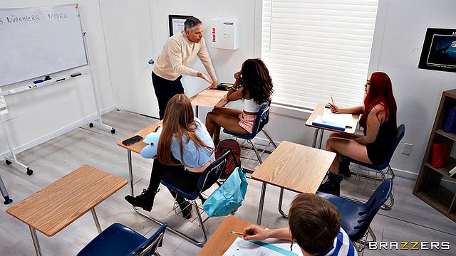 рыжая соблазняет учителя прямо на парте, страсть кипит