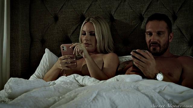 Классика свингерской тусовки: жена в деле, муж не отстаёт - Quinton James и Jessica Ryan устраивают праздник в гостиной.