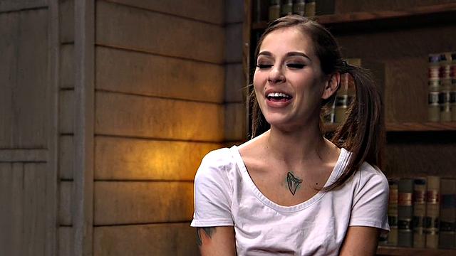 Татуированная рабыня строит из себя крутую, пока хозяин не берёт дело в свои руки