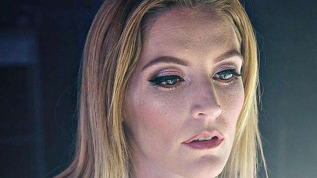 Lezdom lesbian seduces trapped dyke b4 making her pussy wet