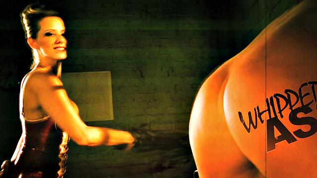 Lezdom lesbian seduces trapped dyke b4 making her pussy wet