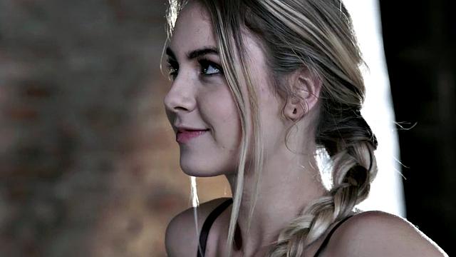 Toe teasing model sucking cock before erotic footjob