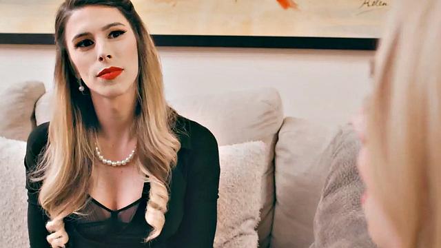 Trans beauty fucks perverted lady in wet pussy