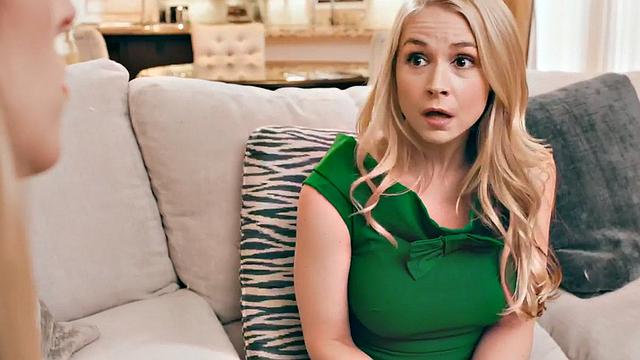 Trans beauty fucks perverted lady in wet pussy