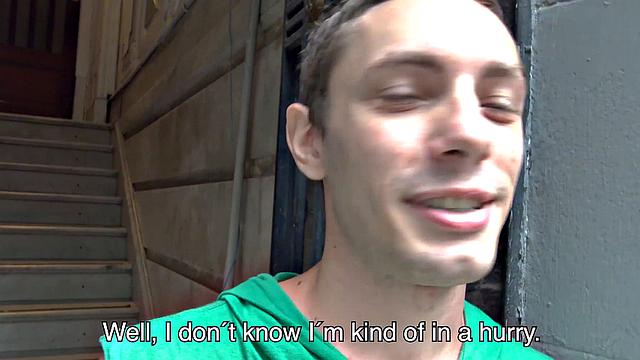 жаркий латинос жадно сосёт толстый член за деньги