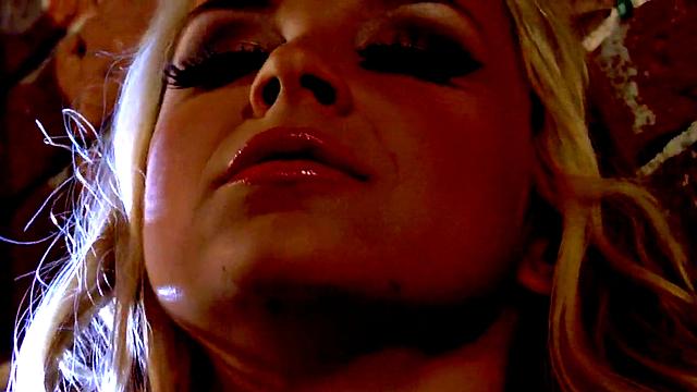 сочная блондинка с большими сиськами трёт свою гладкую киску в душе