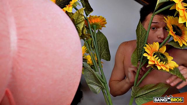 думал остаться один - а остался без трусов с горничной