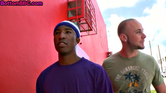 Черный гей-вор ворвался к белому и сдался на камеру pov.