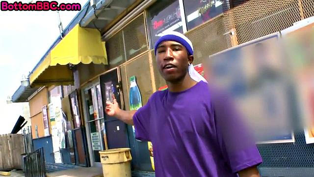 Черный гей-вор ворвался к белому и сдался на камеру pov.