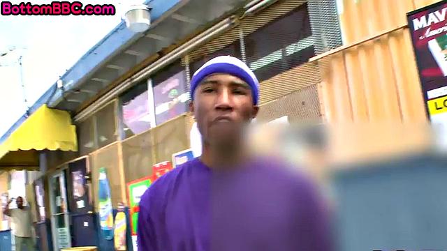 Черный гей-вор ворвался к белому и сдался на камеру pov.