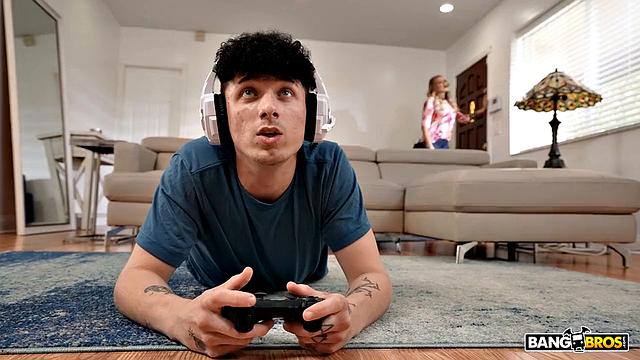 мачеха разделась и дала на диване