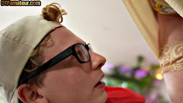 Смотри, как стройная зрелая женщина скачет на члене молодого парня и кайфует!