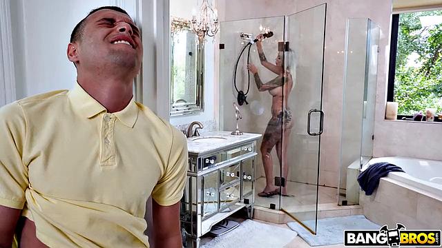 Блонди делает, чтобы член встал, и смеётся над Джонни в душе.