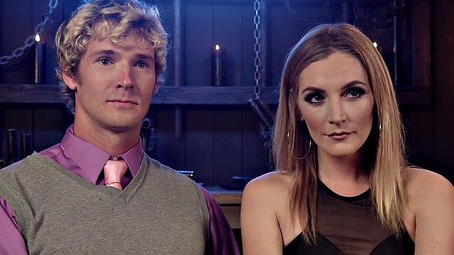 Госпожа кайфует: язык в заднице, вибратор на клите - и всё одной рукой