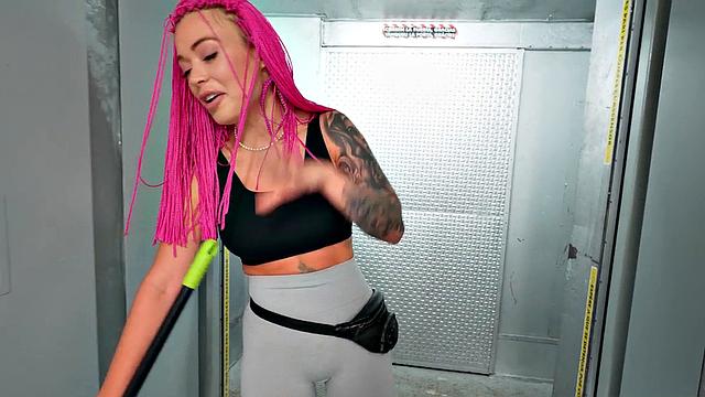 провокационная горничная с тату раздвигает ноги для босса, pov накаляется