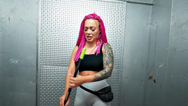 провокационная горничная с тату раздвигает ноги для босса, pov накаляется