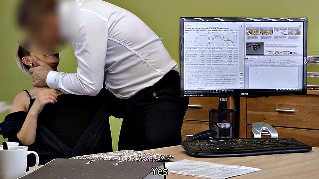 милфа списывает долг по-быстрому прямо с кредитором