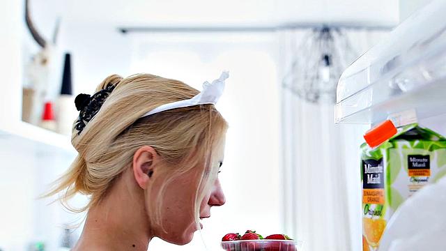 блондинка-горничная забыла про уборку, когда пришёл bbc