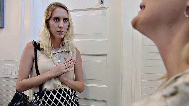 Госпожа приказывает - молодая блондинка скачет на члене, а милфа не вмешивается