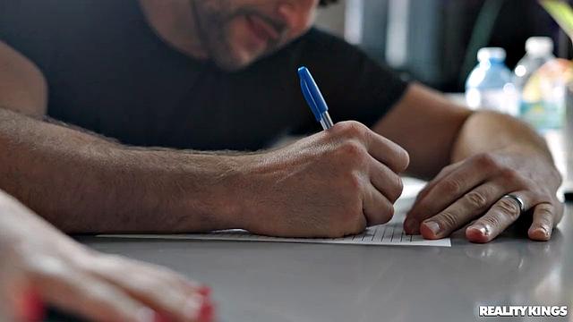 Харли Кинг в ожидании парня получает глубокую трахку от JMac и наполняется спермой профессионала.