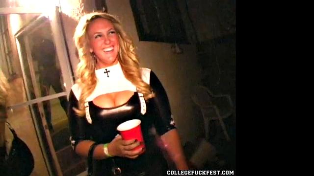 брюнетка на тусовке сосёт и даёт между грудями под взглядами толпы