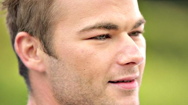 накачанный парень дрочит в спортзале и кончает