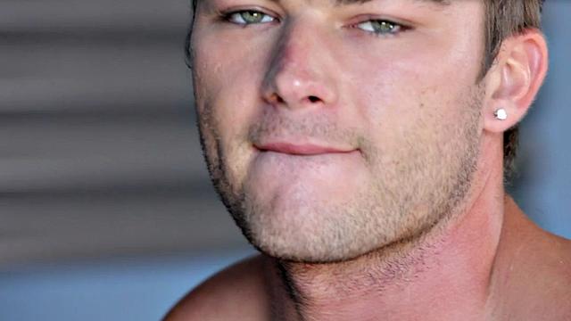 накачанный парень дрочит в спортзале и кончает