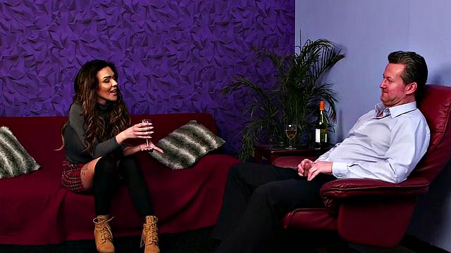 британская милфа на каблуках дразнит, он дрочит как на спор