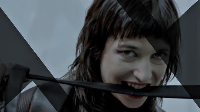 Линдси Круз разносит на кровати и ловит кучу спермы на лицо, деньги тоже не лишние.