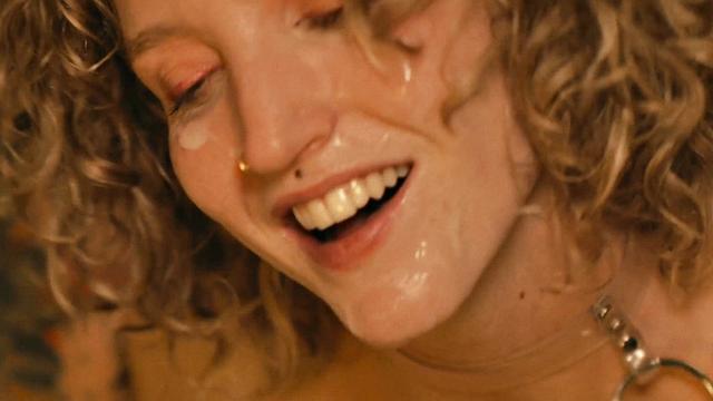 Линдси Круз разносит на кровати и ловит кучу спермы на лицо, деньги тоже не лишние.