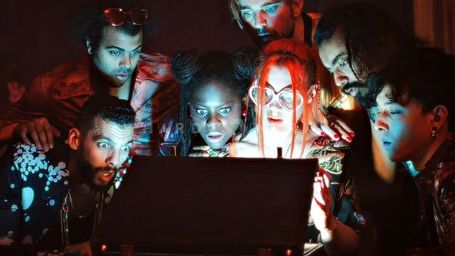 Линдси Круз разносит на кровати и ловит кучу спермы на лицо, деньги тоже не лишние.