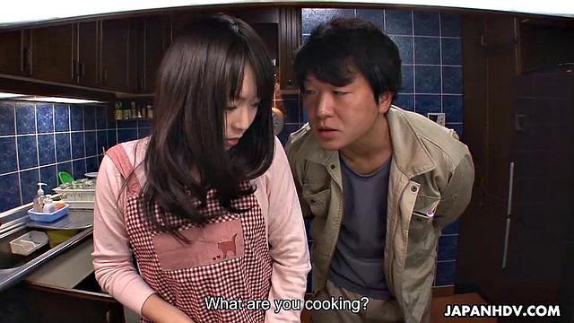 азиатская жена трахается с сантехником на кухне